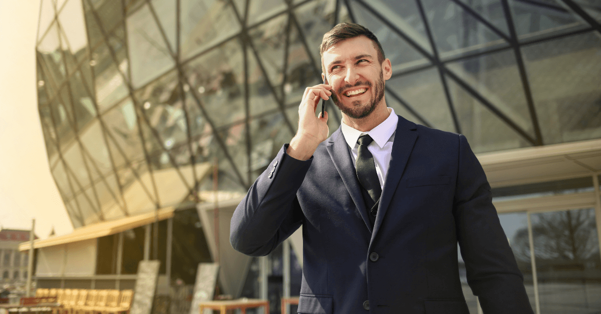 bogat-investitor-govori-po-telefona-pred-sgrada